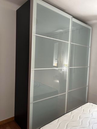 Guardaroba Ikea con ante scorrevoli in vetro