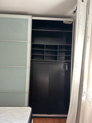 Guardaroba Ikea con ante scorrevoli in vetro