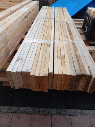 Tablas de madera de palets, listones, vigas.
