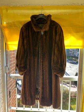 Abrigo de piel marrón