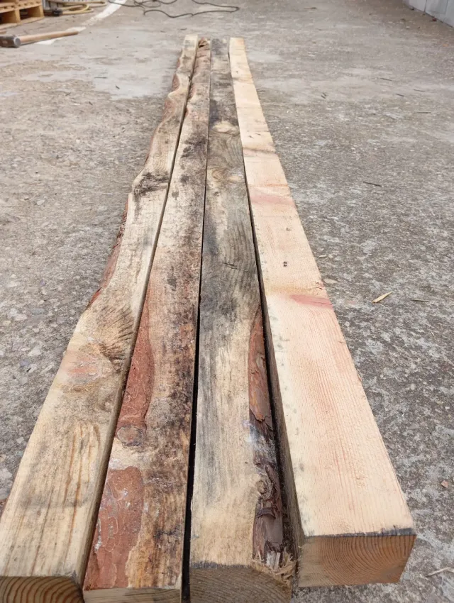 Listones, vigas, puntales, palos de madera rústica