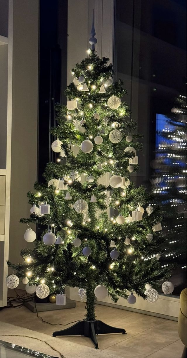 Albero di Natale con decorazioni e luci led