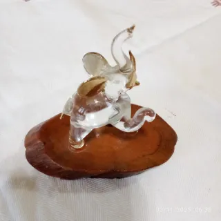 Elefante e uva in vetro