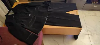 Traje de mujer negro miré descripción