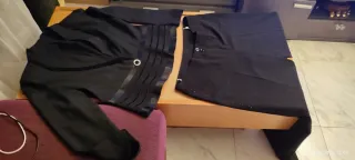 Traje de mujer negro miré descripción