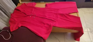 Traje de mujer negro miré descripción