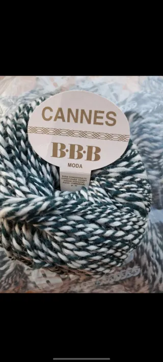 12 Gomitoli Lana B&B 50gr ciascuno.