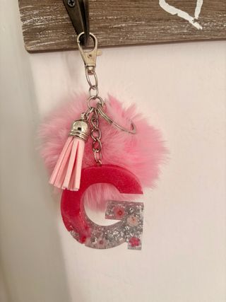 Portachiavi lettera G in resina con pompon