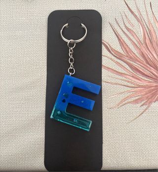 Portachiavi lettera E resina blu