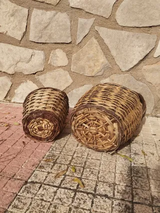 Lote 2 damajuanas forradas mimbre. Siglo XIX