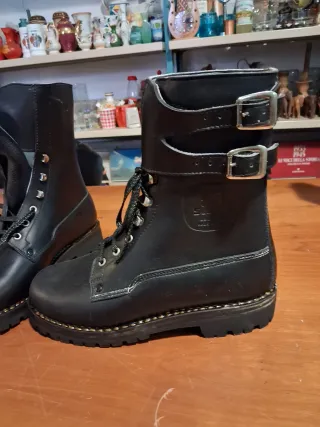 Stivali neri con fibbie e lacci