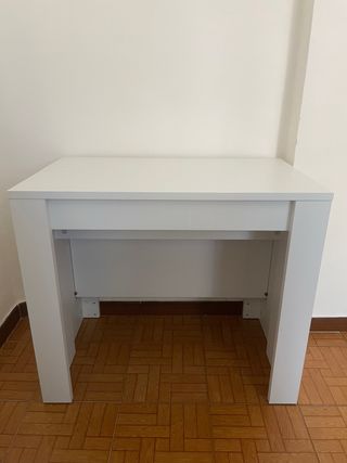 Mesa de madera blanca