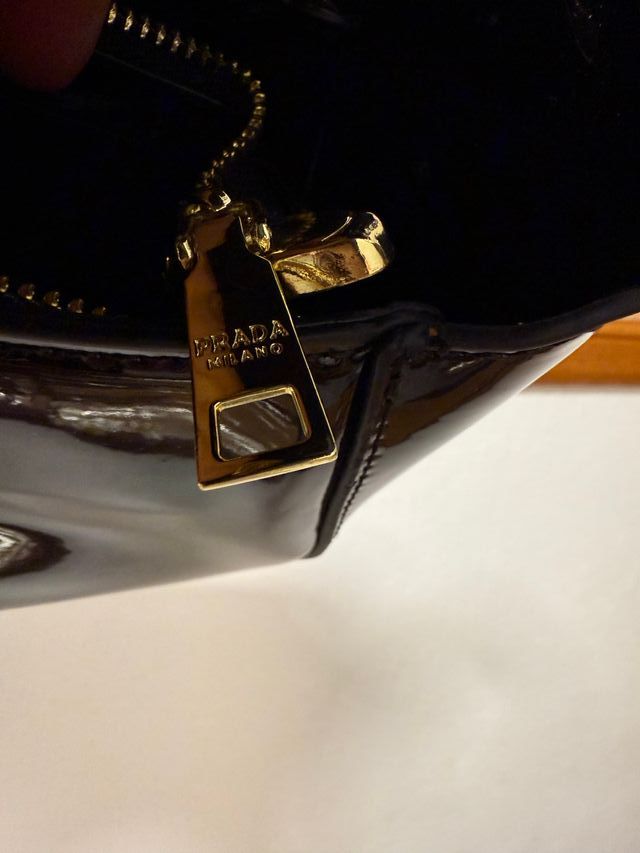 Borsa Prada in pelle verniciata nera
