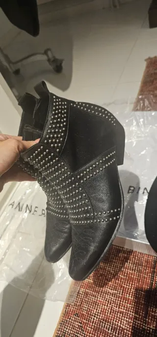 Botas Charlie boots tachuelas plateadas.Anine Bing