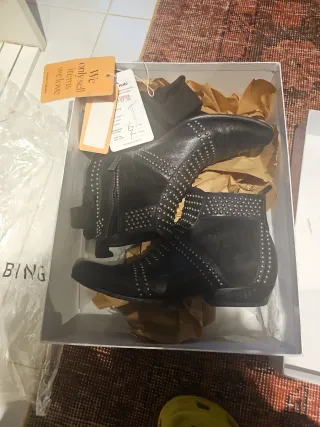 Botas Charlie boots tachuelas plateadas.Anine Bing