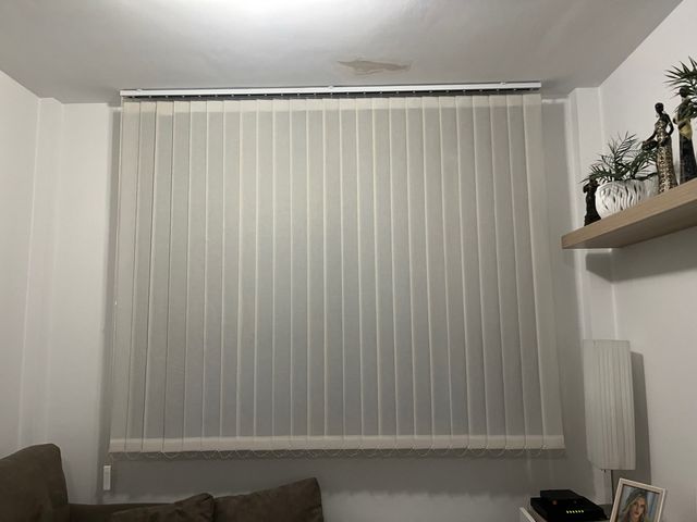 Cortina de lamas verticales beige/blanco