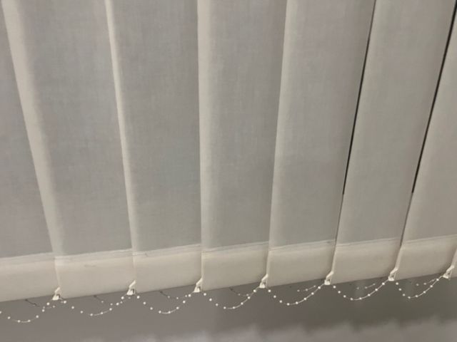 Cortina de lamas verticales beige/blanco