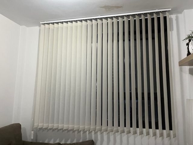 Cortina de lamas verticales beige/blanco