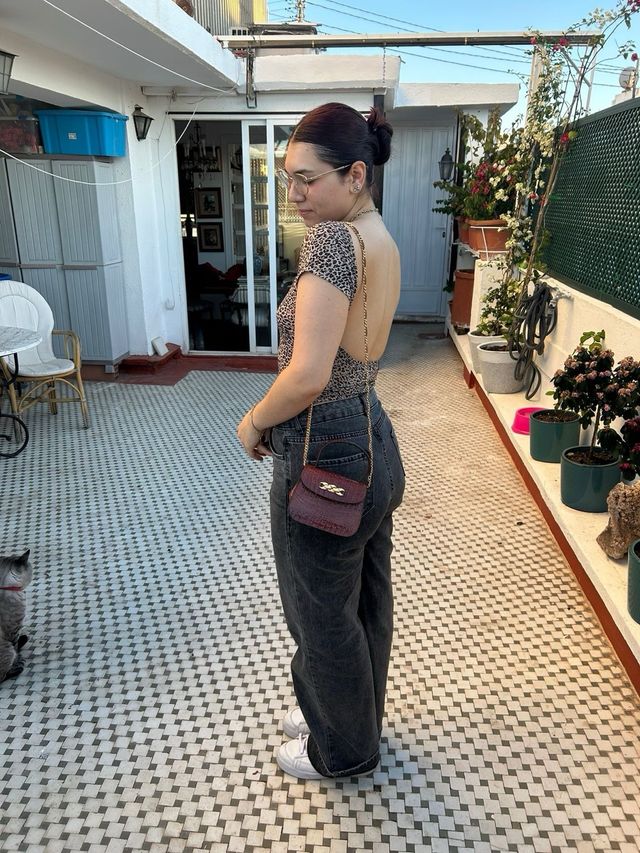 Bolso mini de mano con broche dorado