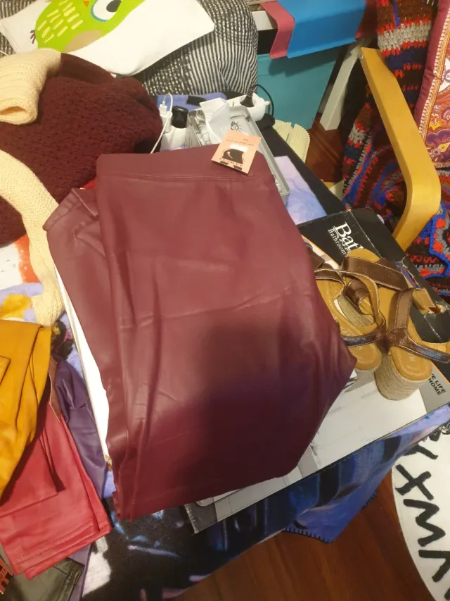 Pantalones efecto piel burdeos