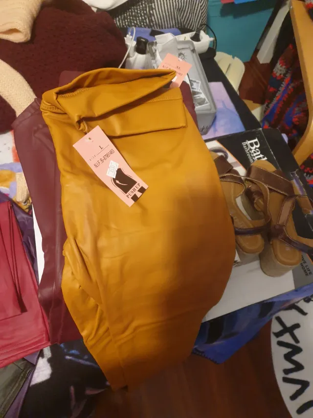 Pantalones efecto piel burdeos