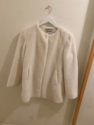 Chaqueta pelo Stradivarius crema T. S