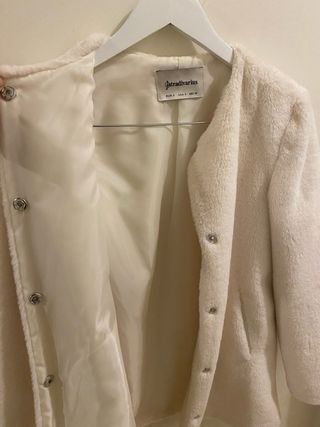 Chaqueta pelo Stradivarius crema T. S