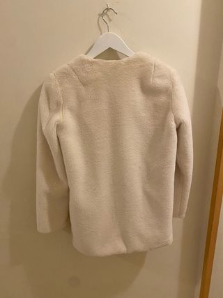 Chaqueta pelo Stradivarius crema T. S