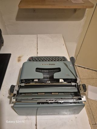 Máquina de escribir Olivetti Studio 44
