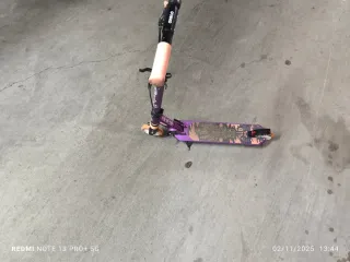 Patinete infantil los dos patinetes 40 €.