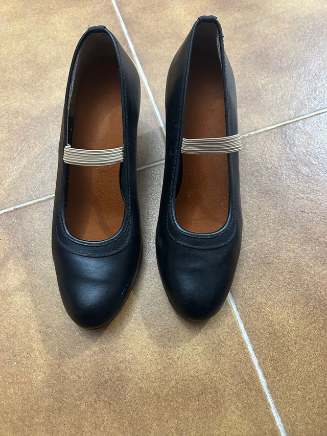 Tacones negros con elástico talla 39