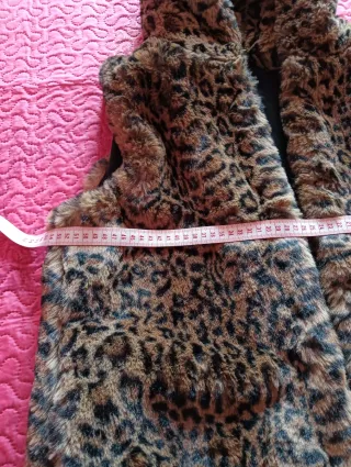 Chaleco de pelo estampado leopardo
Con bolsillos 