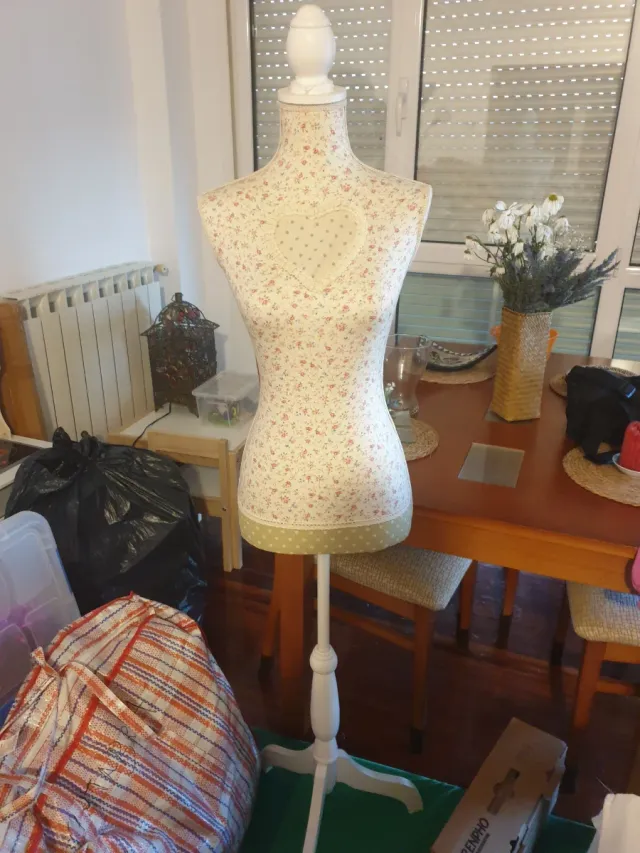 Maniquí de costura floral