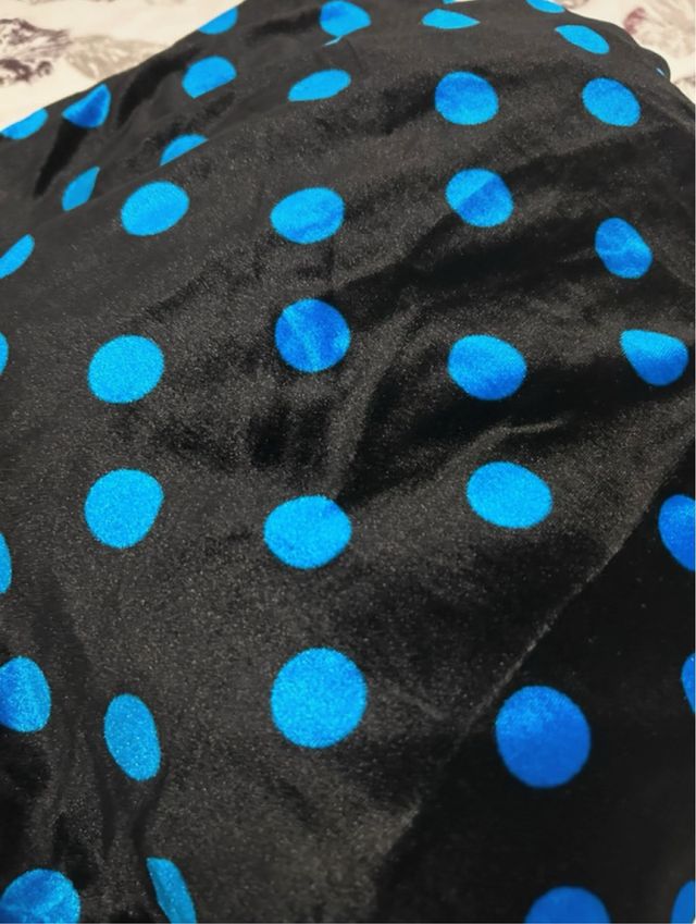 Tela de lunares azul y negro