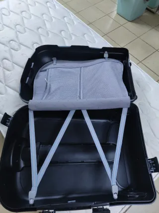 Maleta Roncato. Rígida. Con dos ruedas y tirador.