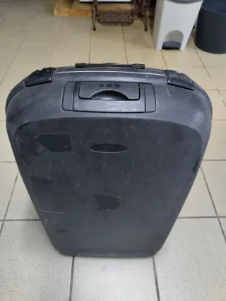 Maleta Roncato. Rígida. Con dos ruedas y tirador.