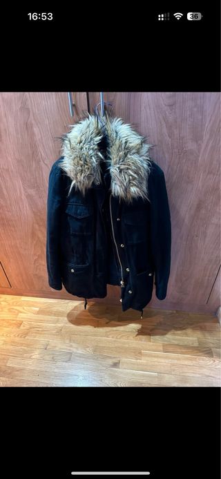 Dos abrigos negros y marrones