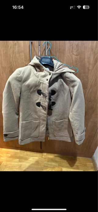 Dos abrigos negros y marrones