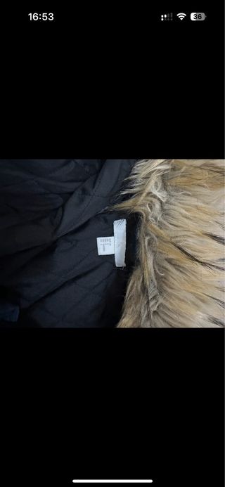 Dos abrigos negros y marrones