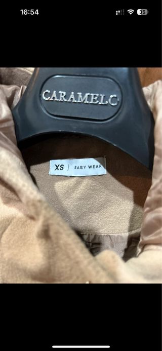 Dos abrigos negros y marrones