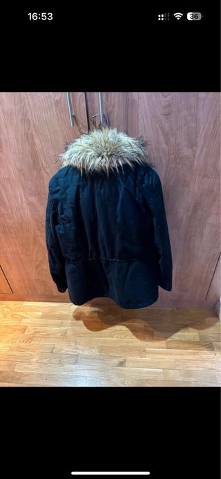 Dos abrigos negros y marrones