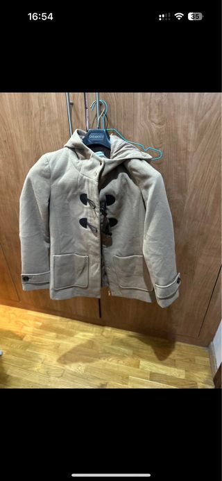 Dos abrigos negros y marrones