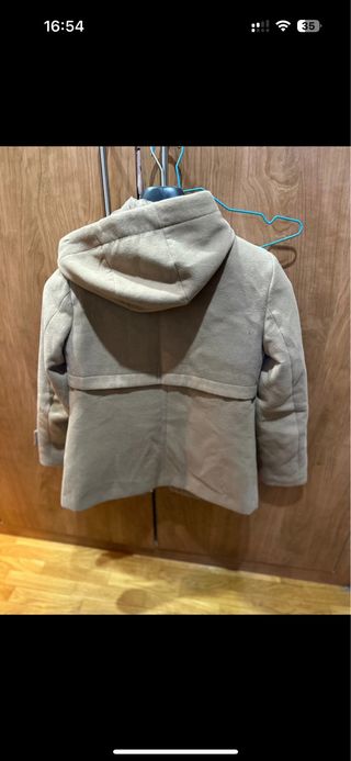 Dos abrigos negros y marrones