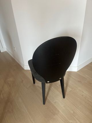 Mesa comedor extensible Ikea negra y 4 sillas