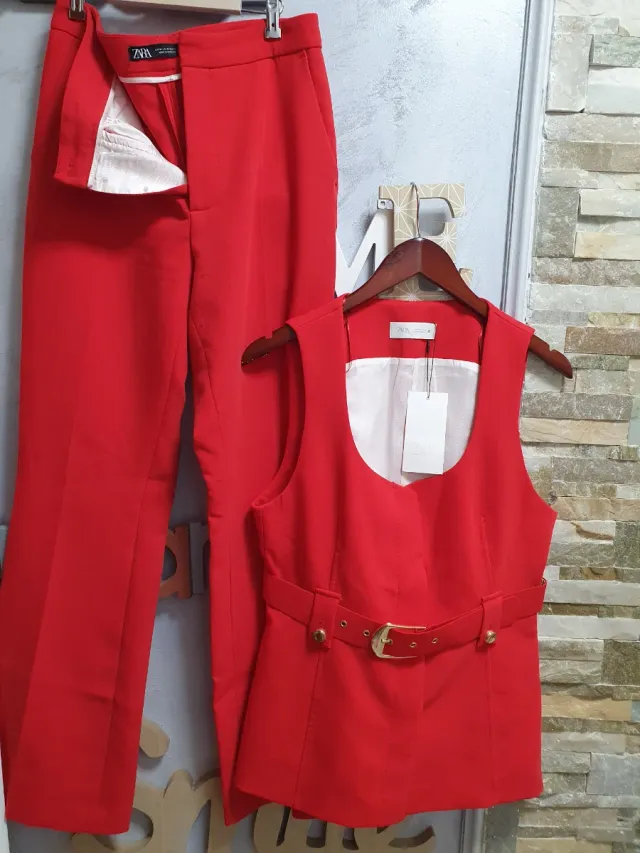 Traje Zara Rojo Chaleco y Pantalón