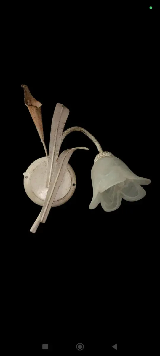 Lampada da parete con paralume in vetro