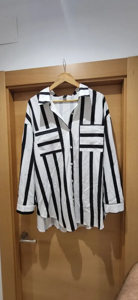 Camisa de rayas blanca y negra