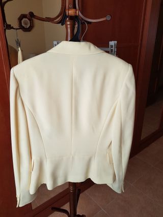 Traje de chaqueta y falda de color amarillo