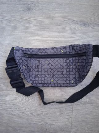 Riñonera gris y verde con estampado