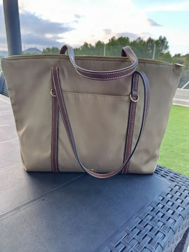 Bolso de mano beige y marrón